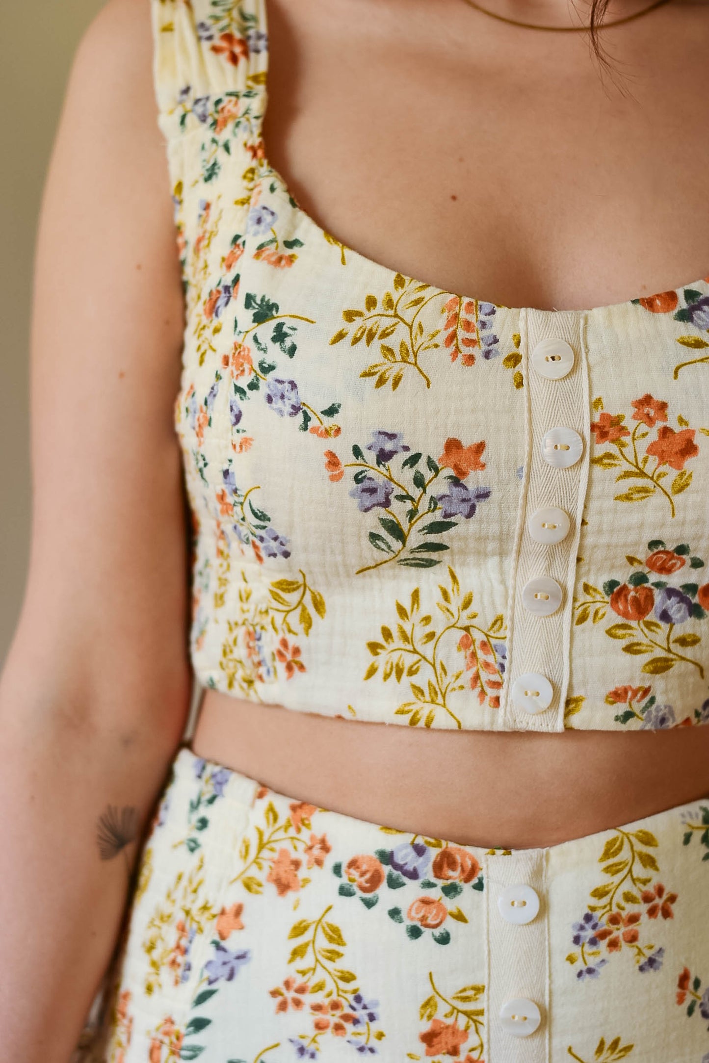 flower child crop top, hippie style, boho fashion, sleeveless floral crop top, vintage floral